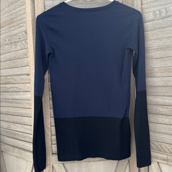 Athleta longSleeve textured active top Two-Tone Navy and Black size small - Picture 4 of 8